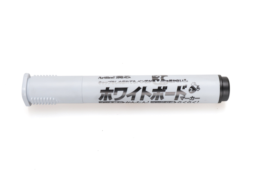 ↑シヤチハタ「潤芯ホワイトボードマーカー」丸芯 赤・青・緑・黒 各162円