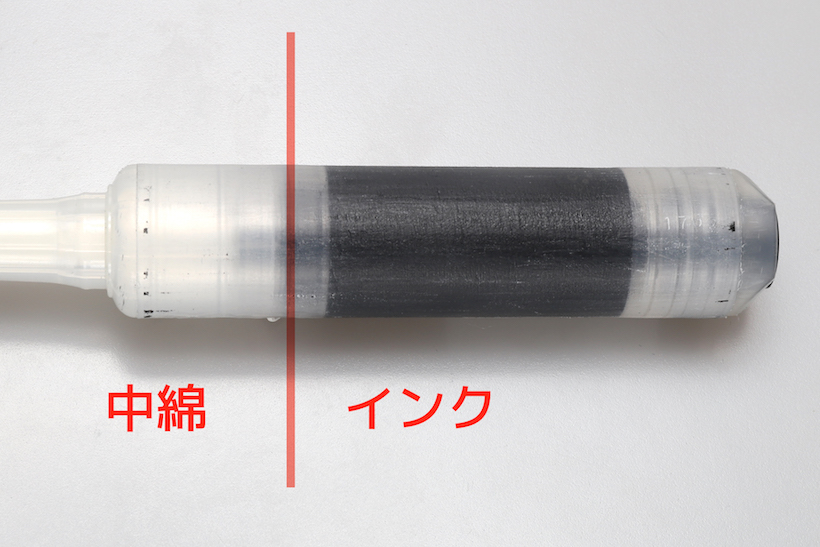 ↑未使用品のラベルを剥いた状態。インクと中綿が分かれているのが見える