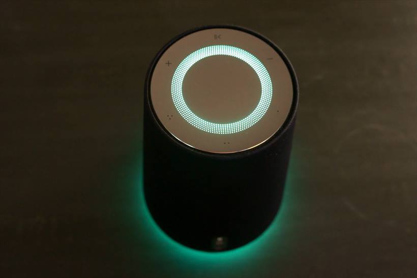 ↑Clova WAVEは呼びかけると待機状態になり、天面と底面のLEDライトが点灯する