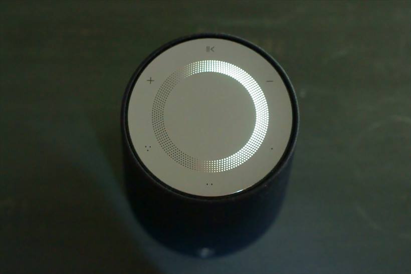 ↑天面にタッチボタンがあり、ボリューム、プレイリストのショートカットキーが備えられている。音量はライトで確認できる