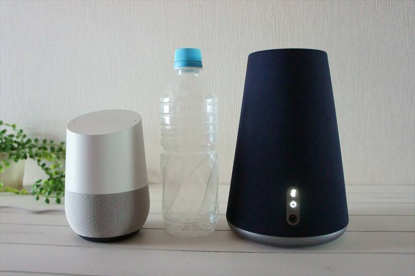 ↑ペットボトル(500ml)との比較。Clova WAVEのサイズだとテーブルでは存在感がある