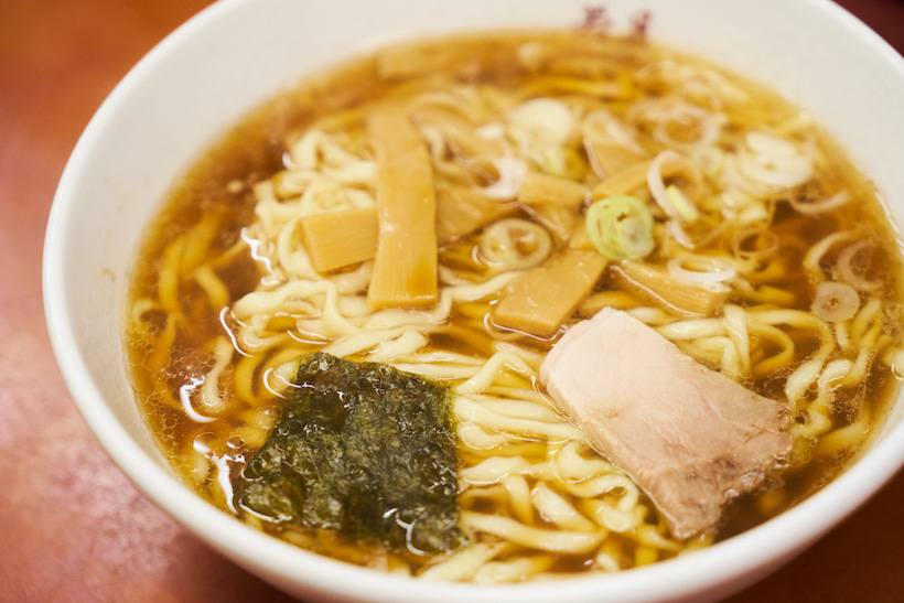 ↑「ラーメン 並」480円。透き通った豚骨の清湯(チンタン)スープがベースで、トッピングはメンマ、チャーシュー、のり、ネギという王道の醤油ラーメン。だが無二といえる魅惑的な食感の自家製麺をはじめ、高いレベルですべての素材が調和しており、圧倒的な存在感を放っている
