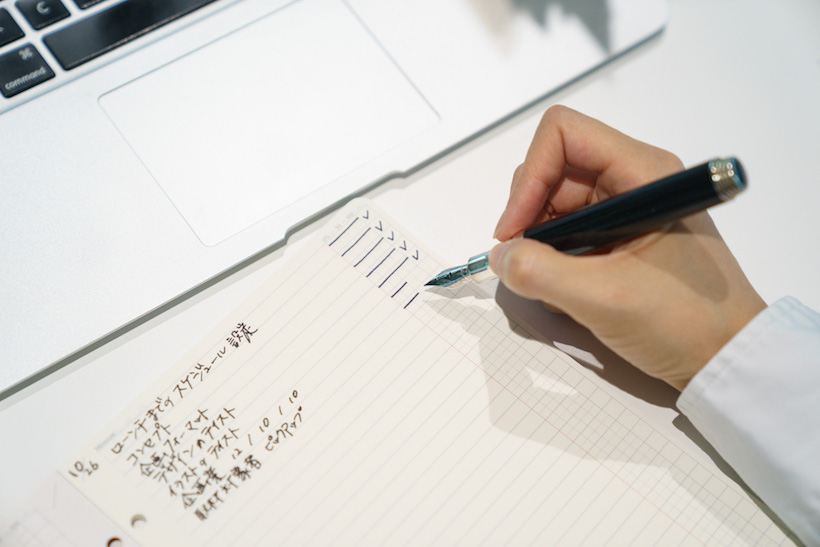 ↑参加者が多くてスペースが限られたミーティングルーム。「To Do List」をメモパッドのようにリフィルだけ単体で持ち込み、メモを取ったりタスクを書き出したり。0％〜100％まで進捗を示す記入欄には、報告された進行状況に応じてチェックを入れられる