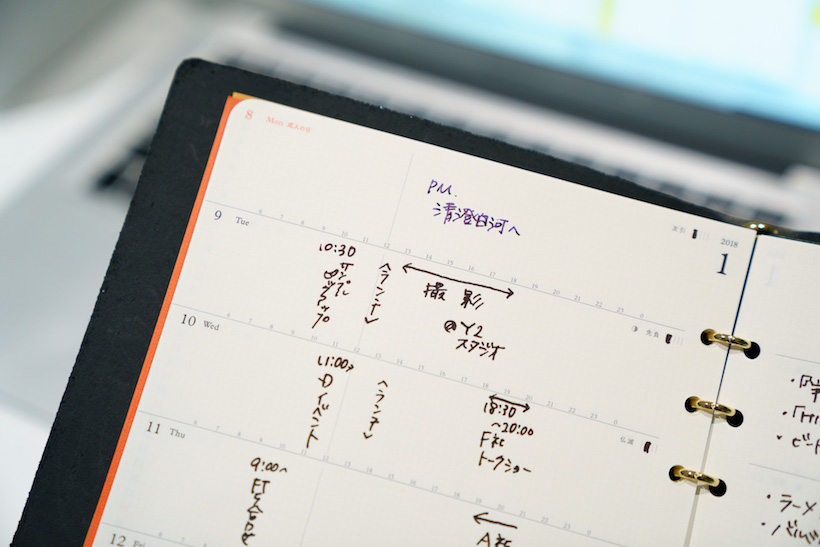↑ウィークリーは横向きの時間軸でスケジュールを管理するので、そのまま右ページのメモ欄に視線を移動しやすい。ちなみに右ページの端には縦に、その週を起点とした40日分の日付が記載されている。このように昨日は凝縮されているものの、一見するとシンプルな印象なので、オフィスのデスクやミーティングの際にさっと開いて誰かの目に入っても、恥ずかしくないのもうれしい