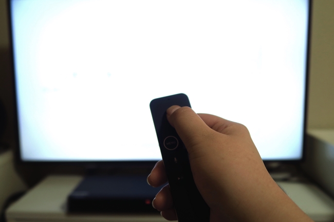 上部のマットな部分(Touch Surface)をスワイプやクリックして操作する。底面にあるLightningコネクタで1回充電すれば、数か月使用可能