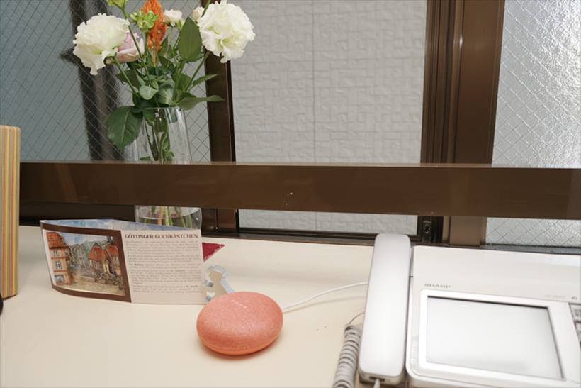 ↑出窓に置いても様になるGoogle Home Mini