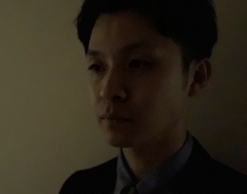 ↑写真は顔認証時のイメージを「ポートレート」で撮影したもの(以下同)。まずは光の入らない廊下にて。薄暗い場所でも問題なく認証できた