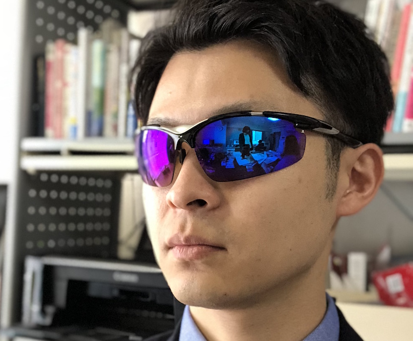 ↑目が完全に隠れるサングラスで。意外にこれは認証された
