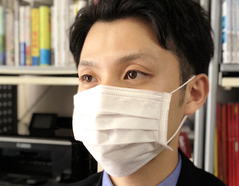 ↑一般的なマスクを装着。顔の大部分が隠れることもあり、Face IDは使えなかった
