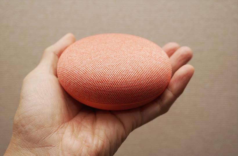 ↑手のひらサイズのGoogle Home Mini。明るい色合いのコーラルを選んだ