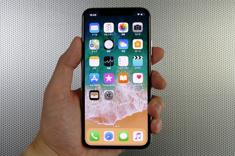 ↑iPhone X(シルバー)。側面にはステンレススティールを採用。前面・背面はガラスとなっており、ワイヤレス充電に対応