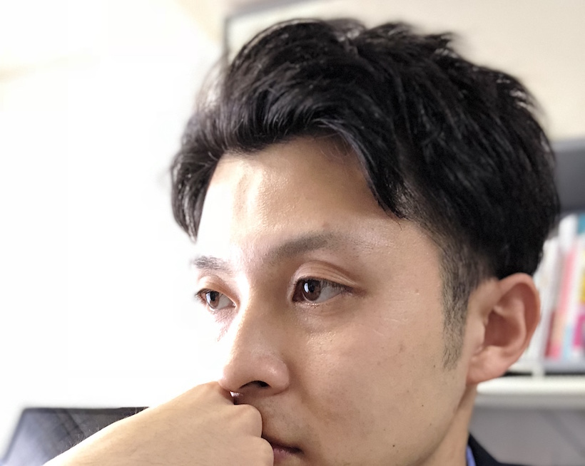 ↑iPhone Xを使って自撮りでポートレート撮影。被写界深度エフェクトにより背景がぼけている