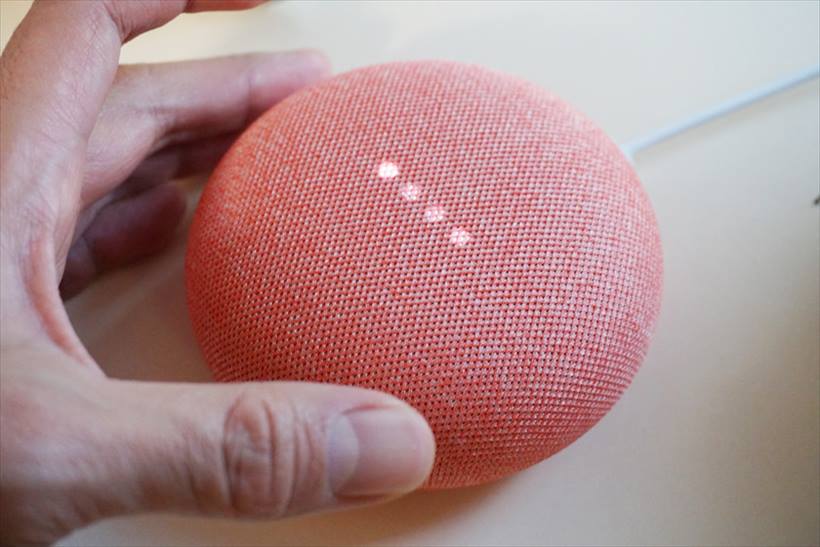 ↑天面のLEDは横並びに点灯。本体の両サイドをタップするとボリュームの上下になる