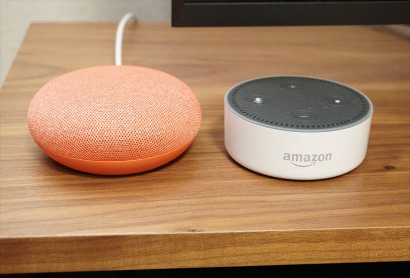 ↑今年ドイツで買ってきて使えていないアマゾンの「Echo Dot」スピーカーとサイズを比較。Echo Dotよりも明るい雰囲気
