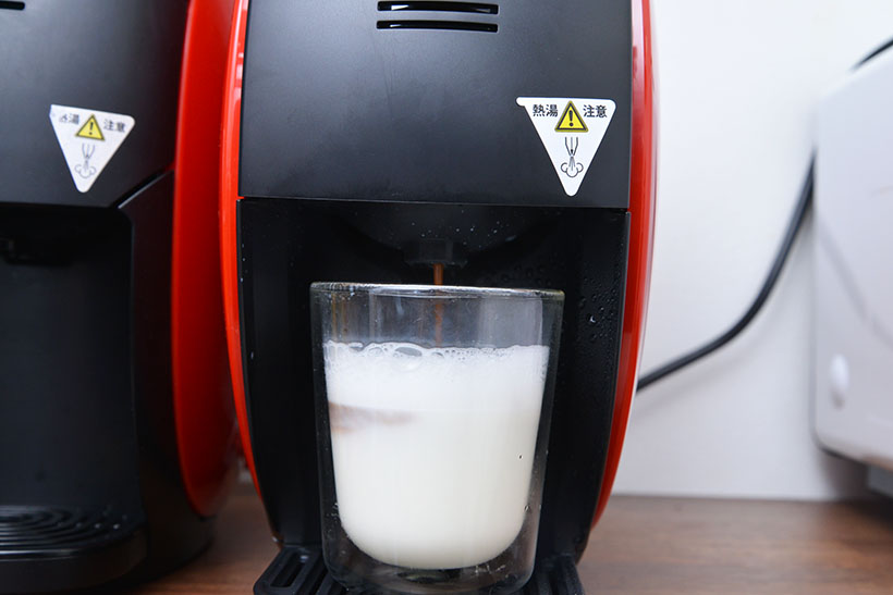 ↑グラスに少量の牛乳(またはネスレブライトなどのクリームパウダー)を入れてからボタンを押します。すると、ジェットノズルから細かくお湯が出てきて、見る見るうちにふわふわのフォームドミルクが……