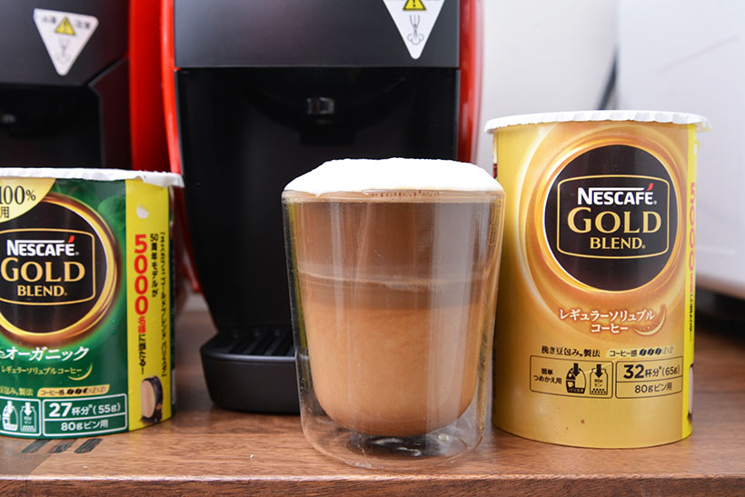 ↑あっという間にカプチーノが完成! ただ、牛乳をお湯で泡立てるのでミルク感は薄めです。これは旧モデルでも感じていた惜しい部分ですが、さらに濃厚な味を楽しめるようレシピ自体を改良したそうです