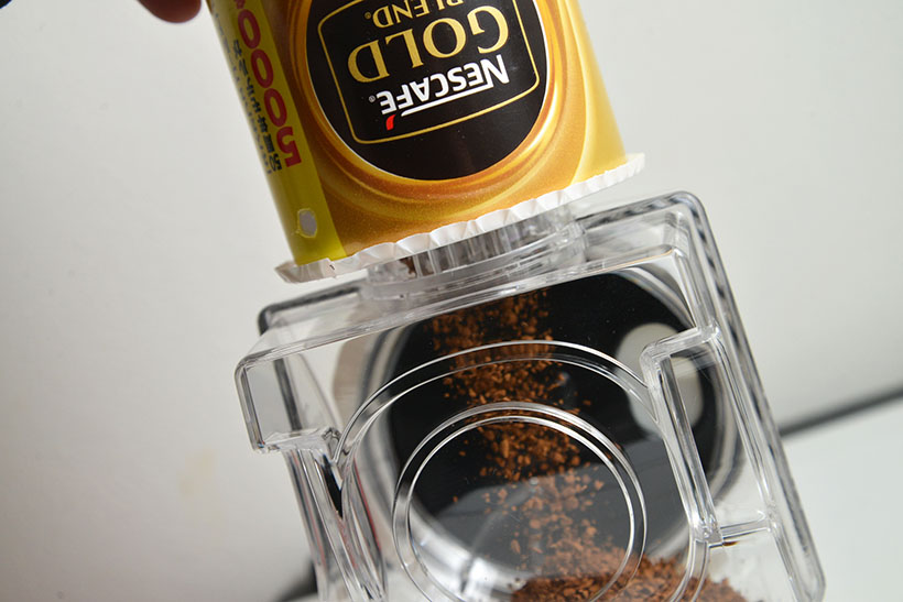 ↑バリスタのコーヒータンクに、ゴールドブレンドをセット。逆さにして一気にバサっと充填するのも、このシステムの特徴です