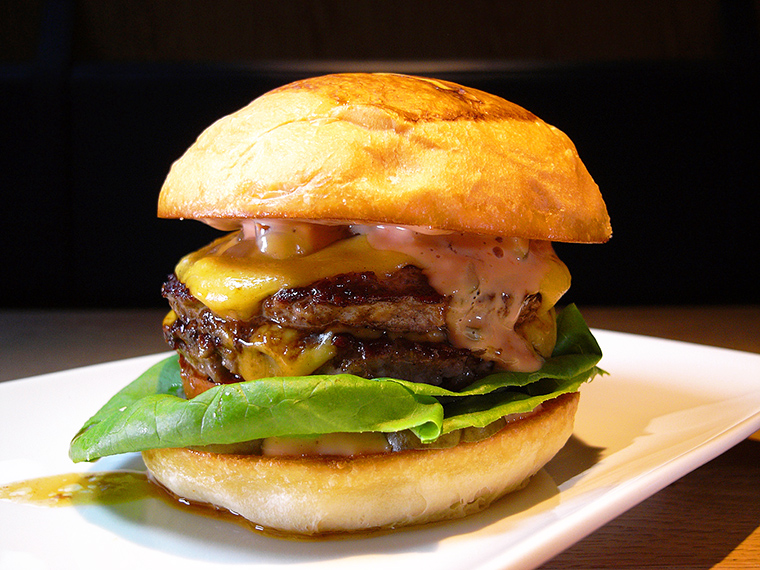 ↑やわらかな食べ口がクセになるダブルチーズバーガー「カリ」（1480円）