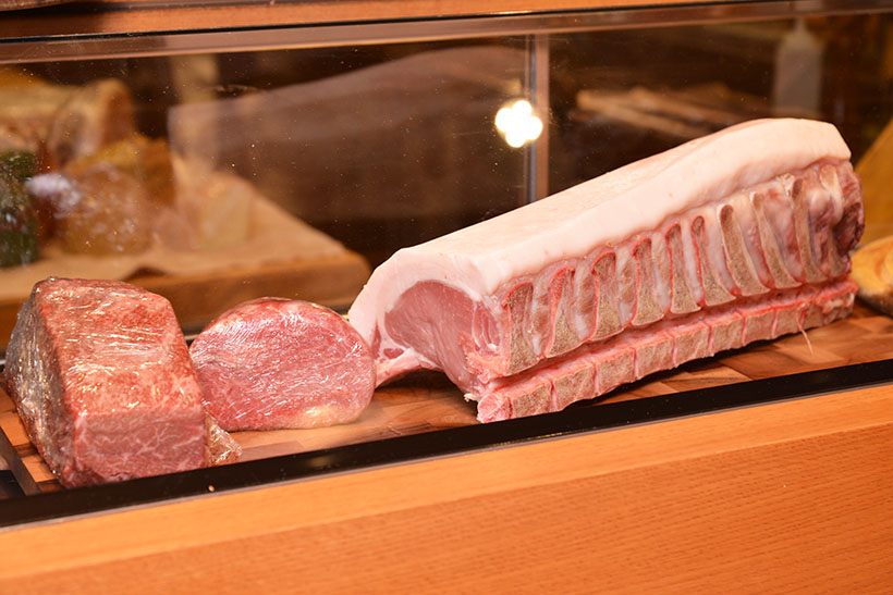 ↑幻の牛といわれる黒毛和牛「田村牛」をはじめ、一級品の肉をそろえています