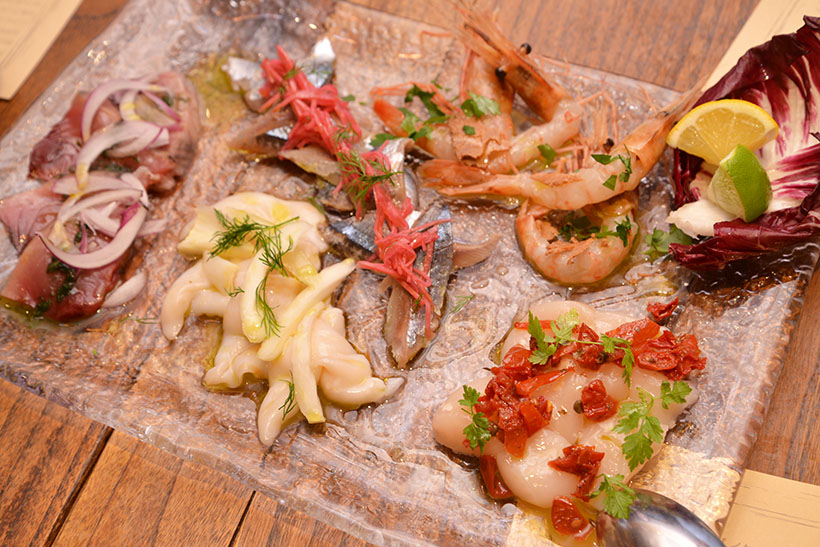 ↑魚介系の前菜盛り合わせ。サンマ、カツオなどの旬魚に、イシガキガイという珍しい貝も