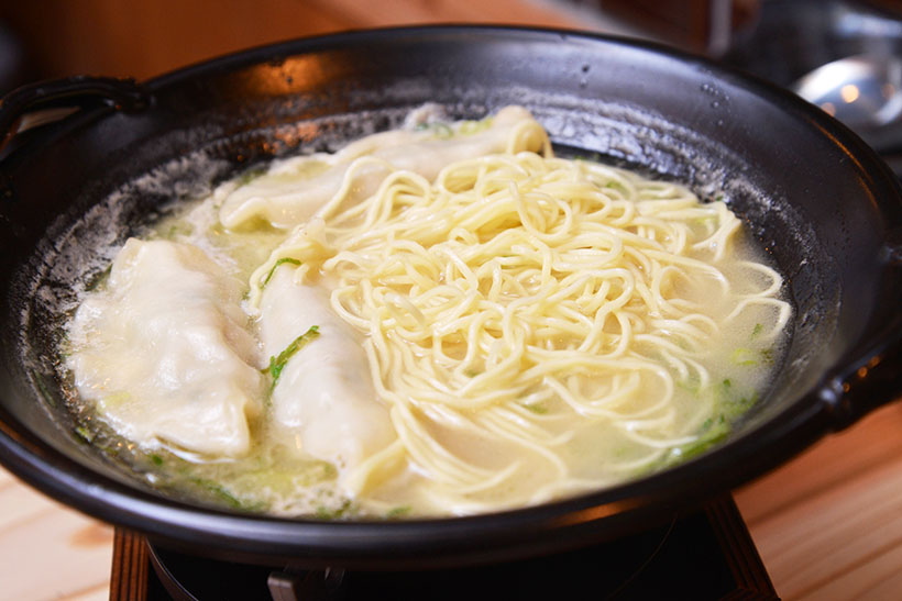 ↑餃子を味わったら、そこから麺を投入です