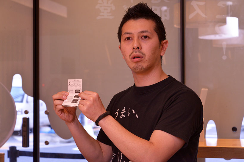 ↑一風堂の工藤さん。「スマホサイフ」の取り組みと「黒玉」の味の秘密などを教えてくれました