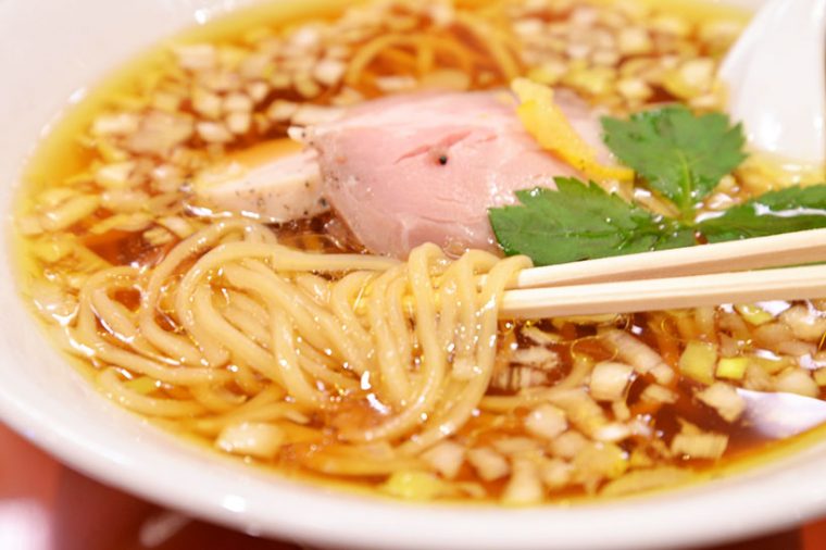 ↑懐かしさを感じる鶏ベースのやさしい醤油ラーメンながら、キリっと洗練された新しさもある淡麗系。ラーメンの超名店の多くは営業時間が短かかったり材料切れで終了したりというケースが多いですが、出店先が百貨店なら通し営業なので安心です