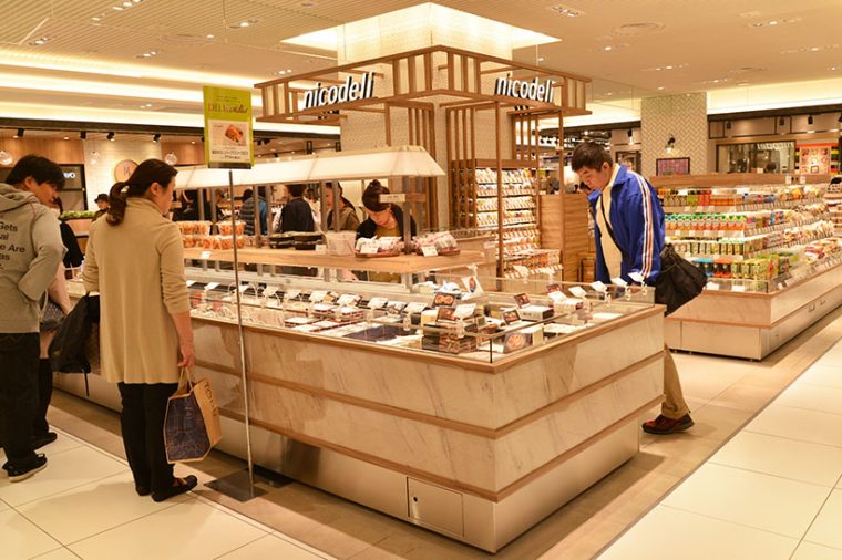↑弁当、惣菜、パン、ドリンク、デザート類などをワンストップで購入できるデリのセレクトショップ「nicodeli」。好きなものを好きなだけ自由に選べるセルフ方式なのも特徴