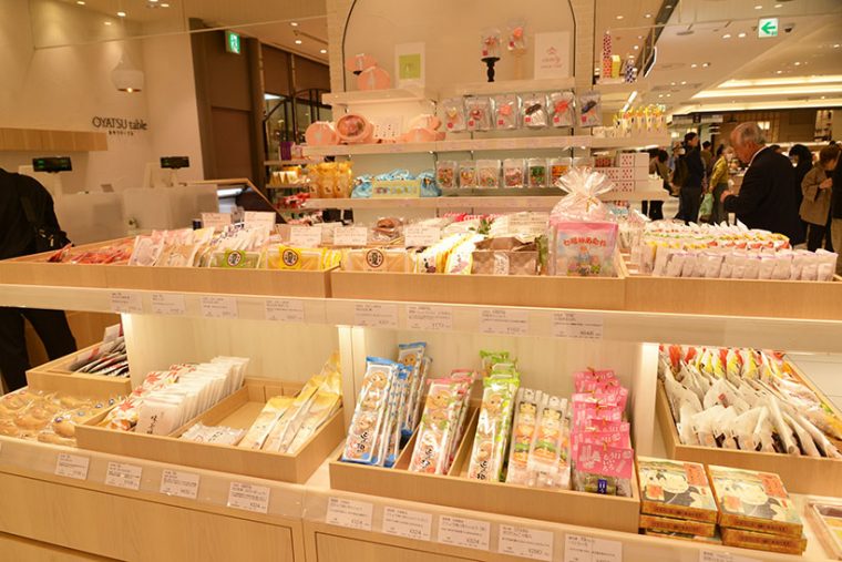 ↑東武百貨店が展開する「OYATSU table(おやつテーブル)」。全国各地のお菓子のセレクトショップとなっており、小分けの形で八つ橋やもみじ饅頭などを買うことができます