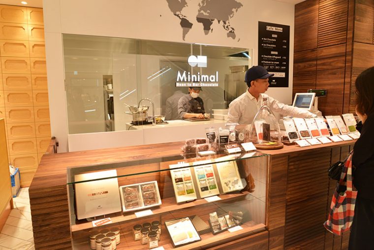 ↑ミニマル ビーントゥーバーチョコレート。世界中のカカオ農園に直接足を運び、品質の良いカカオ豆を選び仕入れ、店舗でカカオ豆から板チョコレートができるまでの全工程(選別・焙煎・摩砕・調合・成形)を管理し、製造しています