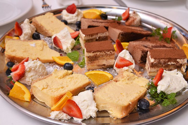 ↑特別にふるまわれた盛り合わせ。ニューヨークチーズケーキ、チョコレートムースケーキ、ティラミスなどが並んでいました