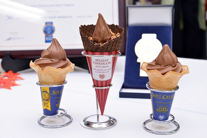 ↑リニューアルした「ベルギーチョコソフト/ベルギーチョコミックスソフト」(写真左&右、各220円)と、数量限定の「贅沢ベルギーチョコソフト」(写真中、330円)