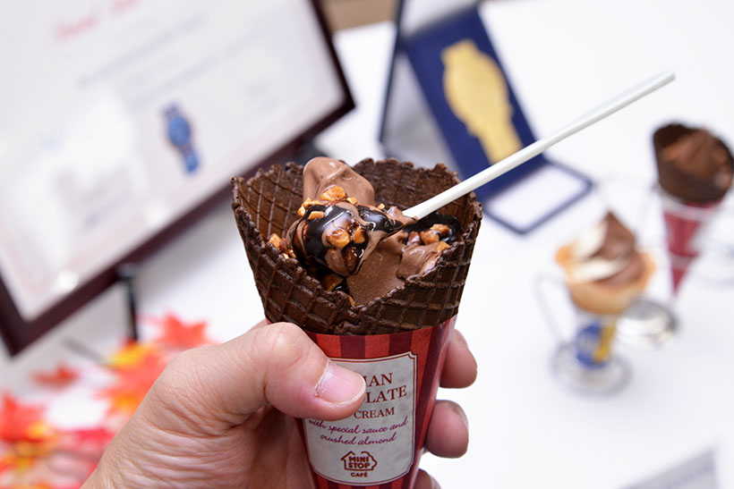 ↑オレンジ風味のチョコソースや糖がけローストアーモンドをトッピング!