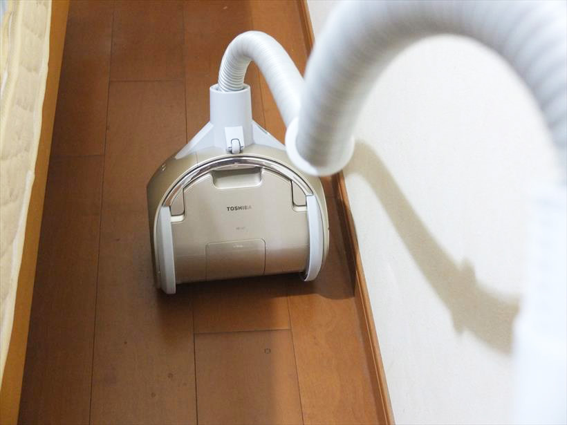 ↑上下に反転できるので、ベッドと壁の間のすき間など、横に方向転換できないスペースでもスームズに向きを変えられます