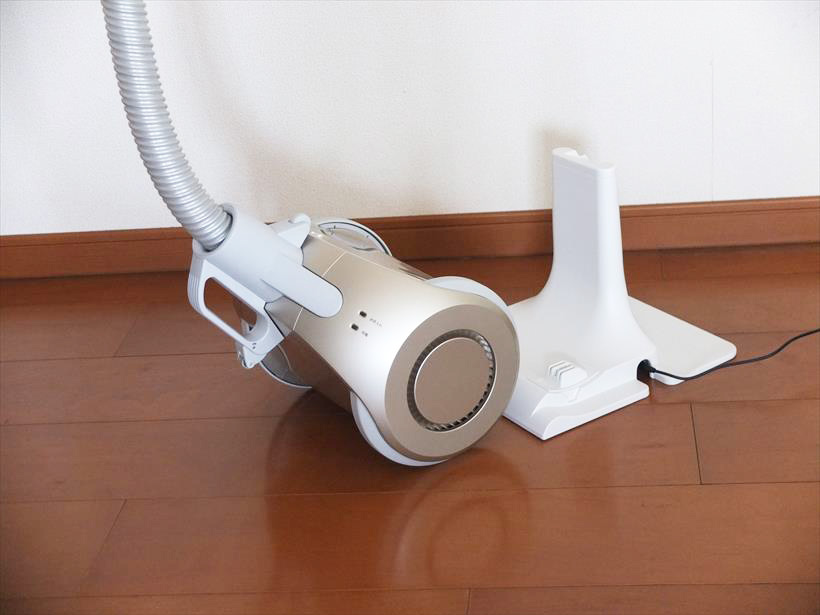↑充電台から本体を外す際は、ハンドルを持ったまま本体を手前に引き出すだけ。本体がすぐにフックから外れて掃除を開始できます