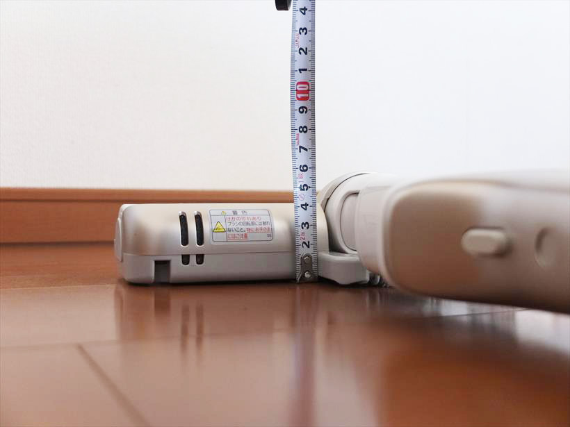 ↑ヘッド部の高さは約6cm。延長パイプやハンドル部は床にピタッとくっつき、そのまま約6cmの高さがあるすき間に入って、楽々ゴミが取れます
