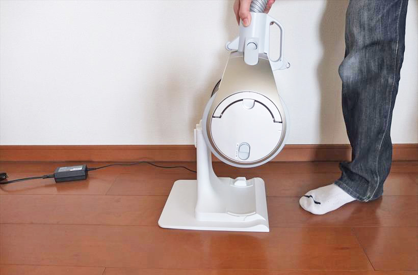 ↑充電台にセットするとき、本体の向きがどっちにしたらいいのか最初はわかりにくかったです。なにかワンポイントの目印が付いているとよかったのですが……