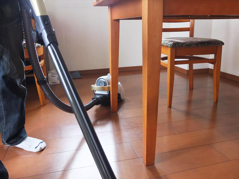 ↑本体は軽量かつ細身で、ホースも柔軟性があるため、人が掃除機がけする動線にうまく追随。重心も安定していて、急な方向転換で倒れることもありませんでした