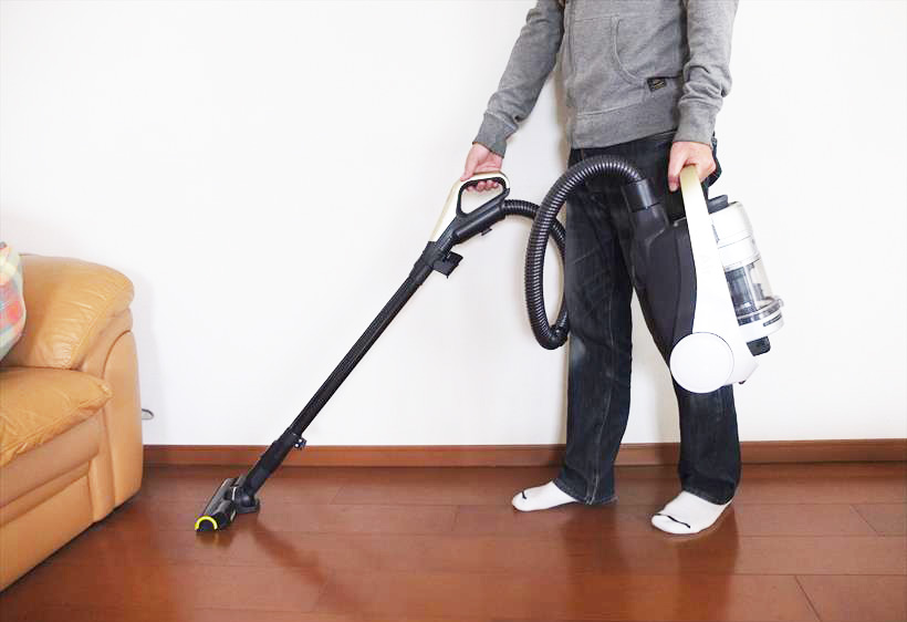 ↑本体1.8kgなので、片手で持っての掃除もラクラク。モノが多い部屋でピンポイントにゴミを取りたいときも使いやすいです