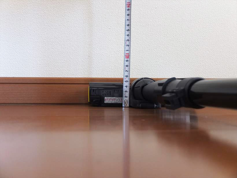 ↑ヘッド部の高さは6cm弱。ラックの下なども奥までしっかり集じん可能です