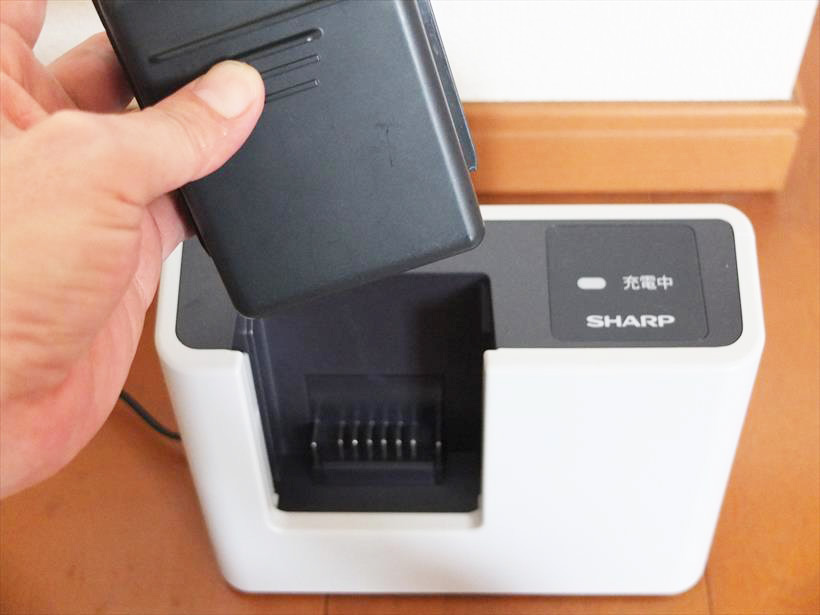 ↑外したバッテリーは付属の充電器に挿し込んで充電。充電器はコンパクトなので、置き場所の自由度も高いです