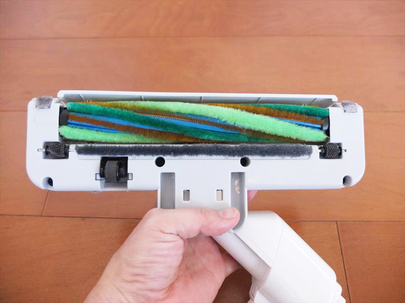 ↑ヘッドには、綿ゴミが絡みにくく、汚れもつきにくいフッ素加工ブラシ（濃緑色）と床面の静電気発生を抑えるAgブラシ（薄緑色）の2種類のブラシを搭載しています