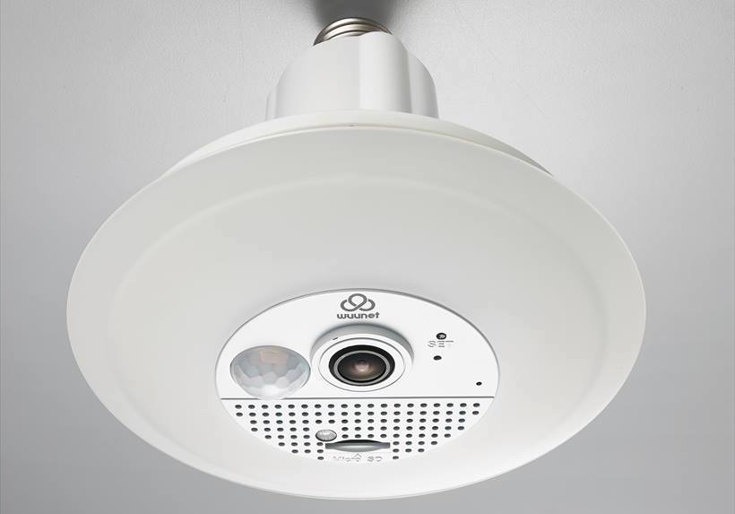 電球を入れ替えるだけで防犯完了! 屋内用ダウンライト型ネットワーク防犯カメラ「Kalay Home」