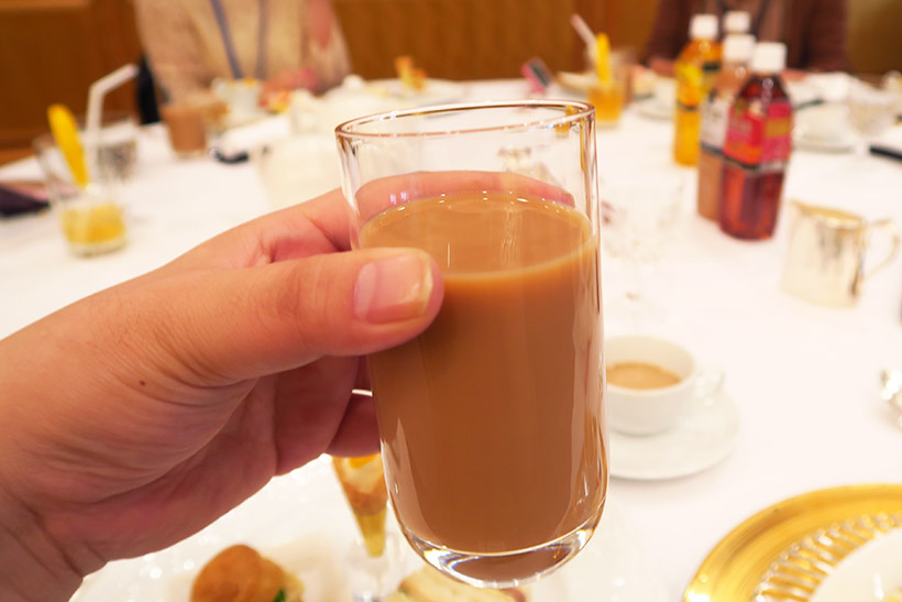 ↑同社の「午後の紅茶 ティーウィズミルク」も試飲してみたところ、実際に淹れてもらったティーウィズミルクのように、さっぱりした味わいだった
