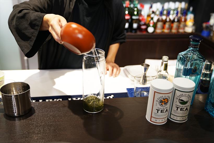 ↑お湯で開かせた茶葉をボトルに移します。このときにドライジンも一緒に注ぎます