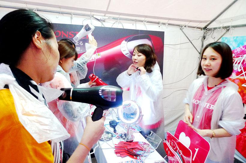 ↑「イナズマロックフェス2017」で小泉成器が出展した「MONSTER」のブース