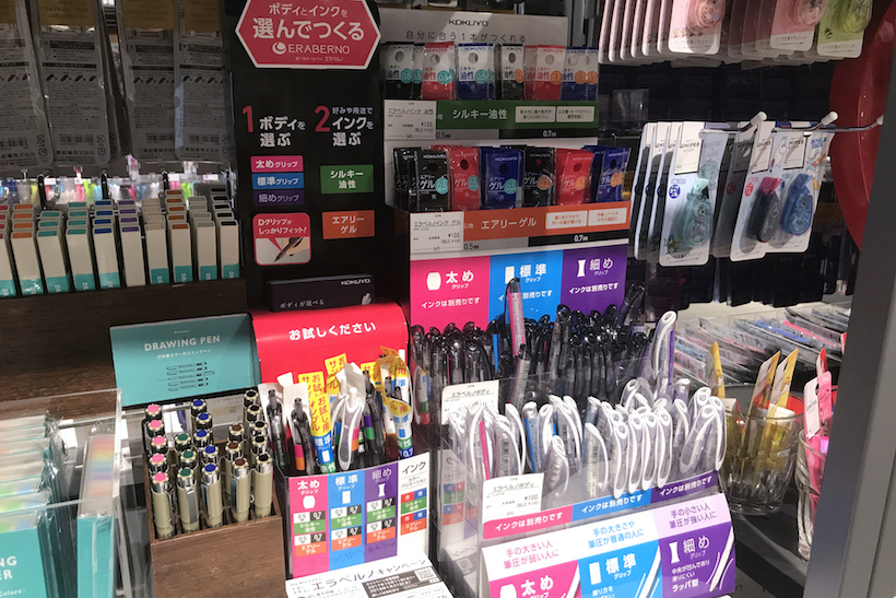 ↑エラベルノの店頭ディスプレイ。軸別・インク別にきちんと試筆サンプルが用意されている
