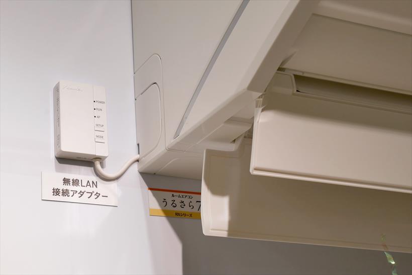↑これまでの無線LAN接続アダプターは、このように壁に露出していましたが、risoraは内蔵できます