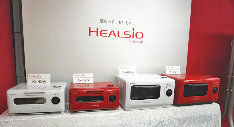 ↑左がレンジなしモデルの「AX-H2」。価格は4万円前後(税別)で、発売日は2017年11月30日。トビラの内側にガラスを装着してさっと拭きやすい仕様に変更されました。さらに、従来は別売での提供だったシリコンコーティングトレイが、標準で付属します