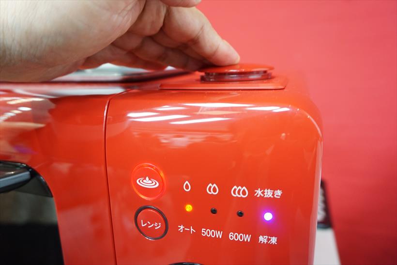 ↑ウォーターオーブン機能は水タンクに水をセットすれば、これも自動でONになり、火力は「弱:ふっくら」「中:サックリ」「強:こんがり」の三段階から選べます。このあたりの操作性は昨年モデルと同様です